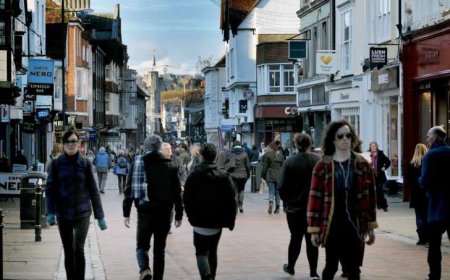 UK Economy Grows Fastest in 4 Months, Jobs Fall