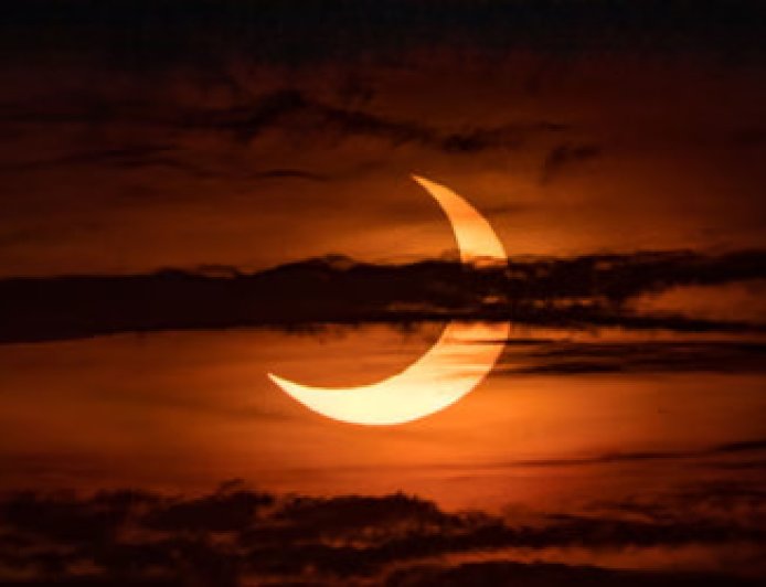 UK's Best Solar Eclipse in a Generation Dazzles Skywatchers Tonight