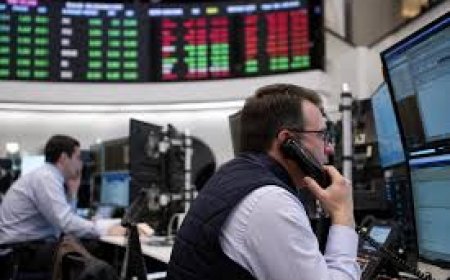 FTSE 100 Falls as UK Gilt Yields Hit 27-Year High