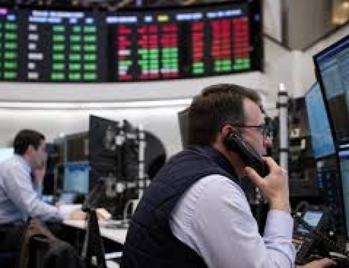 FTSE 100 Falls as UK Gilt Yields Hit 27-Year High