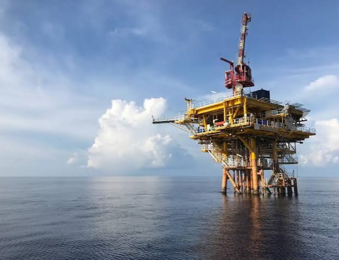 Oil Prices Surge, UK Retail Slows Amid Middle East Crisis